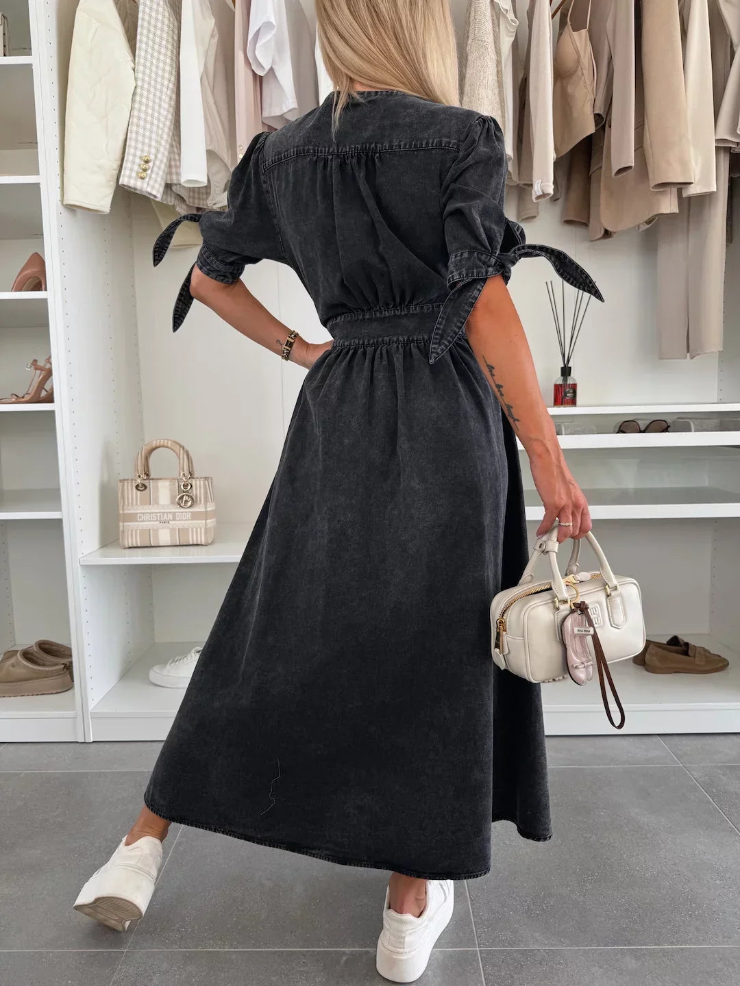 Ivanka™️ – Un'abito in denim brillante per un'eleganza senza tempo!